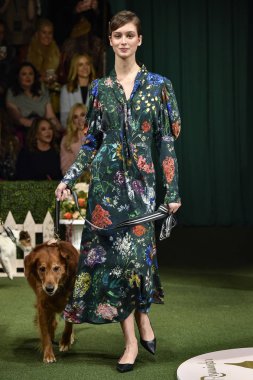 New York, New York - 11 Şubat: Bir model Şubat'ta New York Moda Haftası sırasında Lela Rose defilesinde podyumda yürüyor 11, 2019 New York.