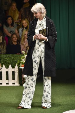 New York, New York - 11 Şubat: Bir model Şubat'ta New York Moda Haftası sırasında Lela Rose defilesinde podyumda yürüyor 11, 2019 New York.