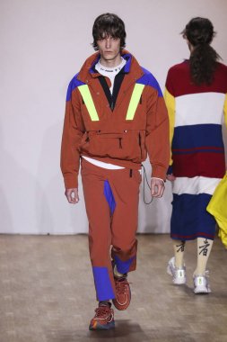 New York, Ny - 12 Şubat: Bir model Nyfw sırasında Li-Ning Sonbahar / Kış 2019 Show sırasında pist yürüyor: Şubat'ta Industria Studios Gösterir 12, 2019 Nyc.