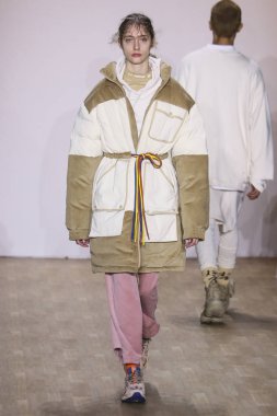 New York, Ny - 12 Şubat: Bir model Nyfw sırasında Li-Ning Sonbahar / Kış 2019 Show sırasında pist yürüyor: Şubat'ta Industria Studios Gösterir 12, 2019 Nyc.