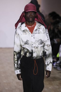 New York, Ny - 12 Şubat: Bir model Nyfw sırasında Li-Ning Sonbahar / Kış 2019 Show sırasında pist yürüyor: Şubat'ta Industria Studios Gösterir 12, 2019 Nyc.