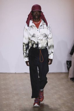 New York, Ny - 12 Şubat: Bir model Nyfw sırasında Li-Ning Sonbahar / Kış 2019 Show sırasında pist yürüyor: Şubat'ta Industria Studios Gösterir 12, 2019 Nyc.