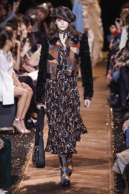 New York, New York - 13 Şubat: Bir model Şubat'ta New York Moda Haftası sırasında Michael Kors defilesinde podyumda yürüyor 13, 2019 Nyc