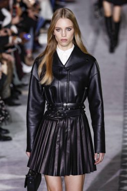 New York, Ny - 09 Şubat: Bir Model Şubat'ta Longchamp Fw19 Pist Show sırasında pist yürüyor 9, 2019 New York'ta.