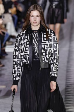 New York, Ny - 09 Şubat: Roos van Elk, 9 Şubat 2019'da New York'ta düzenlenen Longchamp Fw19 Pist Show'da podyumda yürüyor.