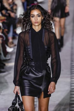 New York, Ny - 09 Şubat: Nora Attal, 9 Şubat 2019'da New York'ta düzenlenen Longchamp Fw19 Pist Show'da podyumda yürüyor.