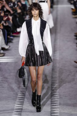 New York, Ny - 09 Şubat: Mica Argaaraz, 9 Şubat 2019'da New York'ta longchamp Fw19 Pist Show'da podyumda yürüyor. 