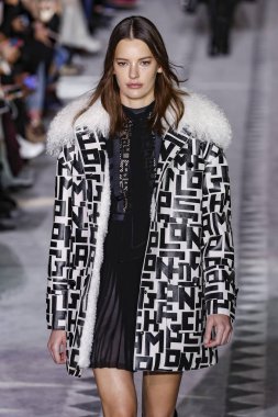 New York, Ny - 09 Şubat: Amanda Murphy, 9 Şubat 2019'da New York'ta longchamp Fw19 Pist Show'da podyumda yürüyor.