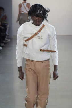 New York, Ny - Şubat 13: Bir model Nyfw sırasında Luar defile için pist yürüyor: Şubat'ta Spring Studios Gallery Ii de Gösterir 13, 2019 Nyc