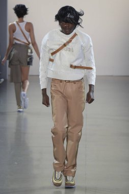 New York, Ny - Şubat 13: Bir model Nyfw sırasında Luar defile için pist yürüyor: Şubat'ta Spring Studios Gallery Ii de Gösterir 13, 2019 Nyc
