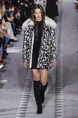 New York, Ny - 09 Şubat: Amanda Murphy, 9 Şubat 2019'da New York'ta longchamp Fw19 Pist Show'da podyumda yürüyor.