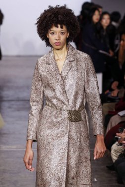 New York, Ny - 10 Şubat: Bir model New York Moda Haftası sırasında Mark Gong defile için pist yürüyor: Şubat'ta Industria Studios Gösterir 10, 2019 Nyc