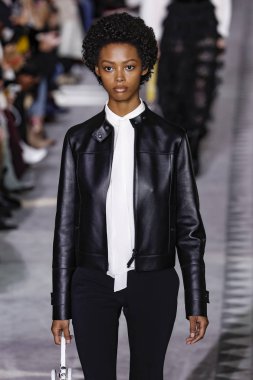 New York, Ny - 09 Şubat: Bir Model Şubat'ta Longchamp Fw19 Pist Show sırasında pist yürüyor 9, 2019 New York'ta.