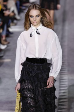 New York, Ny - 09 Şubat: Bir Model Şubat'ta Longchamp Fw19 Pist Show sırasında pist yürüyor 9, 2019 New York'ta.