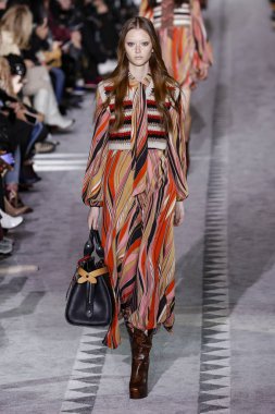 New York, Ny - 09 Şubat: Sara Grace Wallerstedt, 9 Şubat 2019'da New York'ta longchamp Fw19 Pist Show'da podyumda yürüyor.