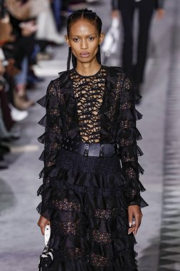 New York, Ny - 09 Şubat: Bir Model Şubat'ta Longchamp Fw19 Pist Show sırasında pist yürüyor 9, 2019 New York'ta.