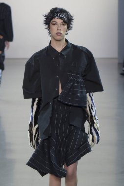 New York, Ny - Şubat 13: Bir model Nyfw sırasında Luar defile için pist yürüyor: Şubat'ta Spring Studios Gallery Ii de Gösterir 13, 2019 Nyc