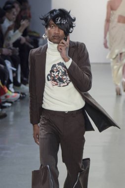 New York, Ny - Şubat 13: Bir model Nyfw sırasında Luar defile için pist yürüyor: Şubat'ta Spring Studios Gallery Ii de Gösterir 13, 2019 Nyc