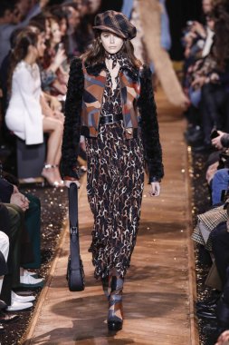 New York, New York - 13 Şubat: Bir model Şubat'ta New York Moda Haftası sırasında Michael Kors defilesinde podyumda yürüyor 13, 2019 Nyc