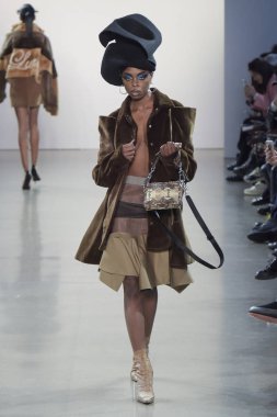 New York, Ny - Şubat 13: Bir model Nyfw sırasında Luar defile için pist yürüyor: Şubat'ta Spring Studios Gallery Ii de Gösterir 13, 2019 Nyc