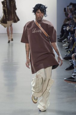 New York, Ny - Şubat 13: Bir model Nyfw sırasında Luar defile için pist yürüyor: Şubat'ta Spring Studios Gallery Ii de Gösterir 13, 2019 Nyc