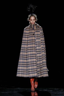 New York, New York - 13 Şubat: Bir model Şubat'ta Guido Palau ve Diane Kendal tarafından makyaj tarafından saç ile Marc Jacobs Sonbahar 2019 koleksiyonu giyen pist yürüyor 13, 2019 Nyc