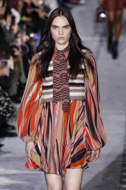 New York, Ny - 09 Şubat: Bir Model Şubat'ta Longchamp Fw19 Pist Show sırasında pist yürüyor 9, 2019 New York'ta.