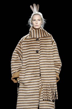 New York, New York - 13 Şubat: Bir model Şubat'ta Guido Palau ve Diane Kendal tarafından makyaj tarafından saç ile Marc Jacobs Sonbahar 2019 koleksiyonu giyen pist yürüyor 13, 2019 Nyc