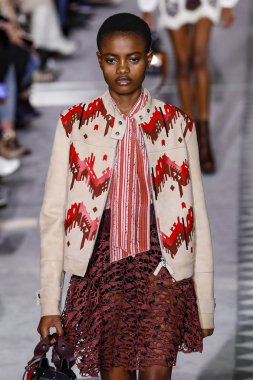 New York, Ny - 09 Şubat: Elizabeth Ayodele, 9 Şubat 2019'da New York'ta longchamp Fw19 Pist Show'da podyumda yürüyor.
