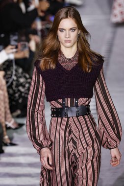 New York, Ny - 09 Şubat: Bir Model Şubat'ta Longchamp Fw19 Pist Show sırasında pist yürüyor 9, 2019 New York'ta.