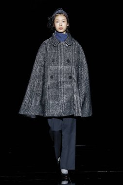 New York, New York - 13 Şubat: Bir model Şubat'ta Guido Palau ve Diane Kendal tarafından makyaj tarafından saç ile Marc Jacobs Sonbahar 2019 koleksiyonu giyen pist yürüyor 13, 2019 Nyc