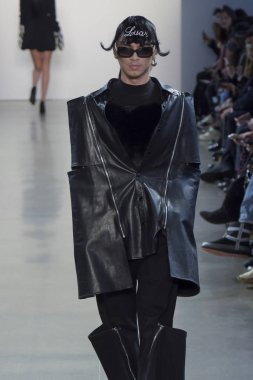 New York, Ny - Şubat 13: Bir model Nyfw sırasında Luar defile için pist yürüyor: Şubat'ta Spring Studios Gallery Ii de Gösterir 13, 2019 Nyc