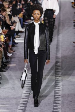 New York, Ny - 09 Şubat: Bir Model Şubat'ta Longchamp Fw19 Pist Show sırasında pist yürüyor 9, 2019 New York'ta.