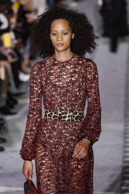 New York, Ny - 09 Şubat: Bir Model Şubat'ta Longchamp Fw19 Pist Show sırasında pist yürüyor 9, 2019 New York'ta.