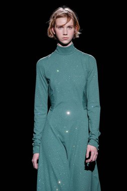 New York, New York - 13 Şubat: Bir model Şubat'ta Guido Palau ve Diane Kendal tarafından makyaj tarafından saç ile Marc Jacobs Sonbahar 2019 koleksiyonu giyen pist yürüyor 13, 2019 Nyc