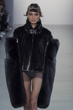New York, Ny - Şubat 13: Bir model Nyfw sırasında Luar defile için pist yürüyor: Şubat'ta Spring Studios Gallery Ii de Gösterir 13, 2019 Nyc