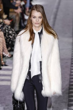 New York, Ny - 09 Şubat: Bir Model Şubat'ta Longchamp Fw19 Pist Show sırasında pist yürüyor 9, 2019 New York'ta.