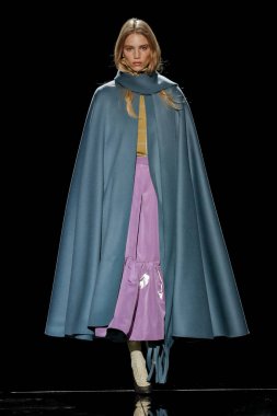 New York, New York - 13 Şubat: Bir model Şubat'ta Guido Palau ve Diane Kendal tarafından makyaj tarafından saç ile Marc Jacobs Sonbahar 2019 koleksiyonu giyen pist yürüyor 13, 2019 Nyc