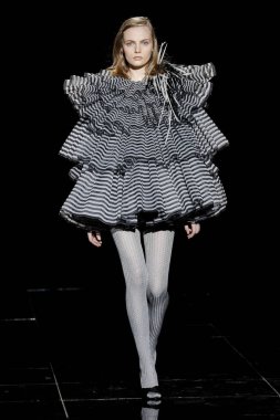 New York, New York - 13 Şubat: Bir model Şubat'ta Guido Palau ve Diane Kendal tarafından makyaj tarafından saç ile Marc Jacobs Sonbahar 2019 koleksiyonu giyen pist yürüyor 13, 2019 Nyc