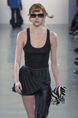New York, Ny - Şubat 13: Bir model Nyfw sırasında Luar defile için pist yürüyor: Şubat'ta Spring Studios Gallery Ii de Gösterir 13, 2019 Nyc