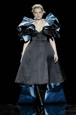 New York, New York - 13 Şubat: Bir model Şubat'ta Guido Palau ve Diane Kendal tarafından makyaj tarafından saç ile Marc Jacobs Sonbahar 2019 koleksiyonu giyen pist yürüyor 13, 2019 Nyc