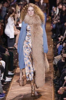New York, New York - 13 Şubat: Bir model Şubat'ta New York Moda Haftası sırasında Michael Kors defilesinde podyumda yürüyor 13, 2019 Nyc