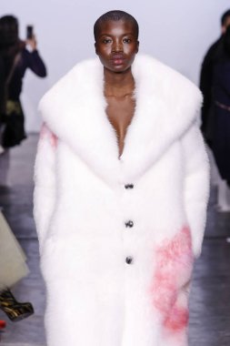 New York, Ny - 10 Şubat: Bir model New York Moda Haftası sırasında Mark Gong defile için pist yürüyor: Şubat'ta Industria Studios Gösterir 10, 2019 Nyc