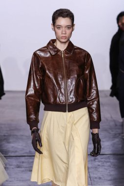 New York, Ny - 10 Şubat: Bir model New York Moda Haftası sırasında Mark Gong defile için pist yürüyor: Şubat'ta Industria Studios Gösterir 10, 2019 Nyc