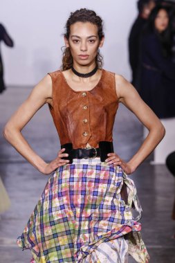 New York, Ny - 10 Şubat: Bir model New York Moda Haftası sırasında Mark Gong defile için pist yürüyor: Şubat'ta Industria Studios Gösterir 10, 2019 Nyc