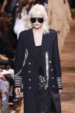 New York, New York - 13 Şubat: Marjan Jonkman 13 Şubat 2019'da New York Moda Haftası sırasında Michael Kors defilesinde podyumda yürüyor.