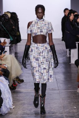 New York, Ny - 10 Şubat: Bir model New York Moda Haftası sırasında Mark Gong defile için pist yürüyor: Şubat'ta Industria Studios Gösterir 10, 2019 Nyc