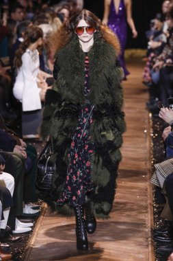 New York, New York - 13 Şubat: Bir model Şubat'ta New York Moda Haftası sırasında Michael Kors defilesinde podyumda yürüyor 13, 2019 Nyc