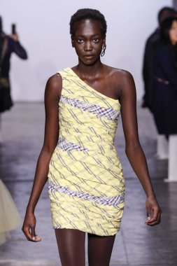 New York, Ny - 10 Şubat: Bir model New York Moda Haftası sırasında Mark Gong defile için pist yürüyor: Şubat'ta Industria Studios Gösterir 10, 2019 Nyc