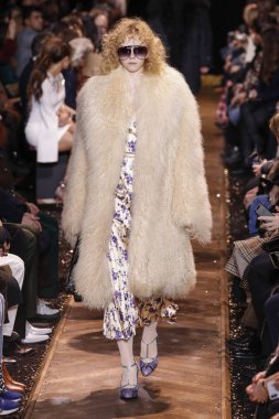 New York, New York - 13 Şubat: Bir model Şubat'ta New York Moda Haftası sırasında Michael Kors defilesinde podyumda yürüyor 13, 2019 Nyc